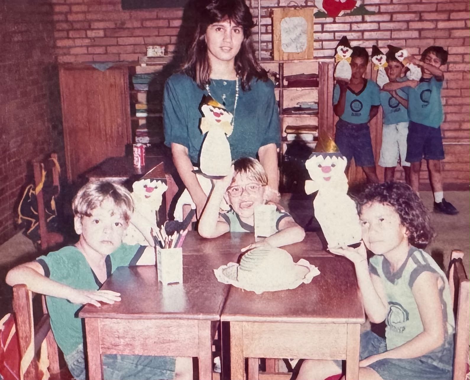 Rosângela em sala de aula com alunos